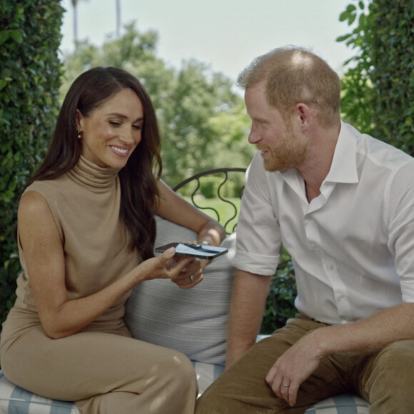 Après leur documentaire intitulé "Harry & Meghan", le couple va produire l'adaptation d'un best seller pour la plateforme de streaming.
Le prince Harry, duc de Sussex et Meghan Markle, duchesse de Sussex, ont surpris certains jeunes très performants – avec des appels téléphoniques personnels pour les féliciter. Les appels ont également été filmés pour une vidéo d'eux parlant dans leur manoir de 12 millions à Montecito, en Californie.