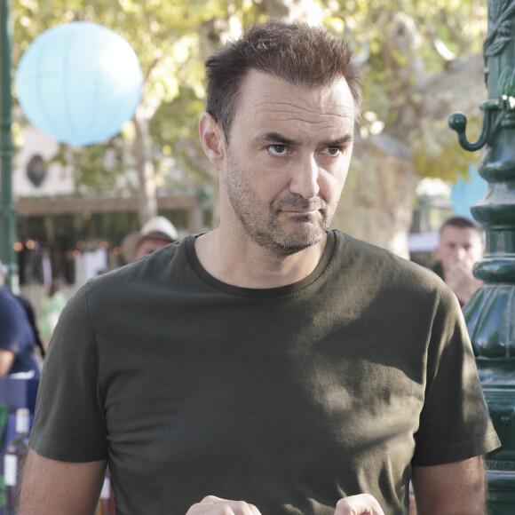 Cyril Lignac lors d'un tournoi de pétanque place des Lices organisé par le magazine Turquoise pour l'association Sourire à la vie à Saint-Tropez le 10 août 2022. © Jack Tribeca / Bestimage