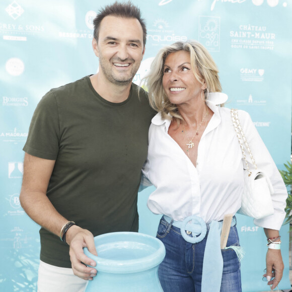 Cyril Lignac, Caroline Margeridon lors d'un tournoi de pétanque place des Lices organisé par le magazine Turquoise pour l'association Sourire à la vie à Saint-Tropez le 10 août 2022. © Jack Tribeca / Bestimage