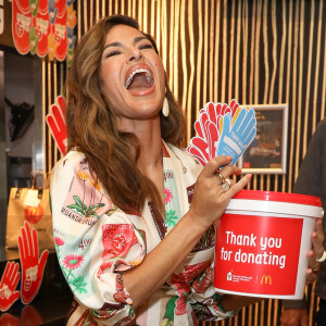 Eva Mendes visite un McDonald's lors du "McHappy Day" à Sydney, le 19 novembre 2022. © Christopher Khoury/Australian Press Agency via Zuma Press/Bestimage