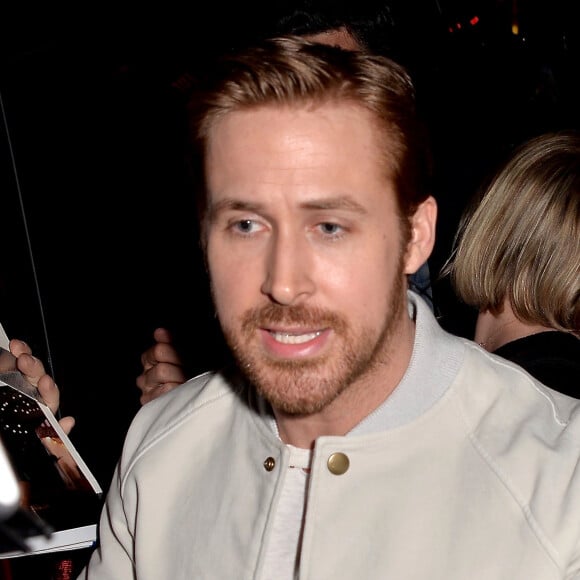 Ryan Gosling signe des photographes à la sortie de l'émission "Jimmy Kimmel Live" à Hollywood. Ryan est papa pour la deuxième fois d'une fille prénommée Amada Lee Gosling, le 10 mai 2016 