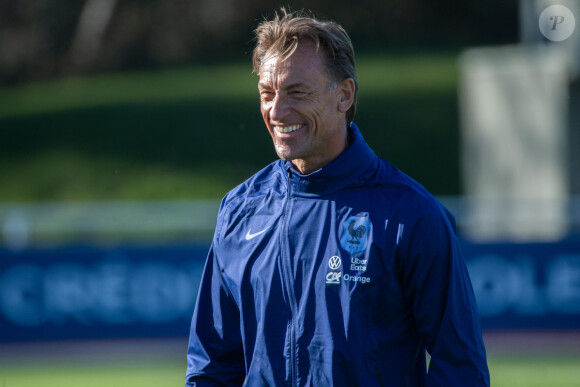 Un univers très éloigné du monde du football, mais qu'il a tout quitté du jour au lendemain pour poursuivre son rêve.
Hervé Renard - L'équipe de France féminine à l'entrainement à Clairefontaine, le 3 avril 2023.