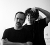 Ce fut le cas, ce lundi 7 août. En effet, il a dévoilé une magnifique photo en noir et blanc, prise par son fils Neil
Alexandre Astier et son fils sur Instagram
