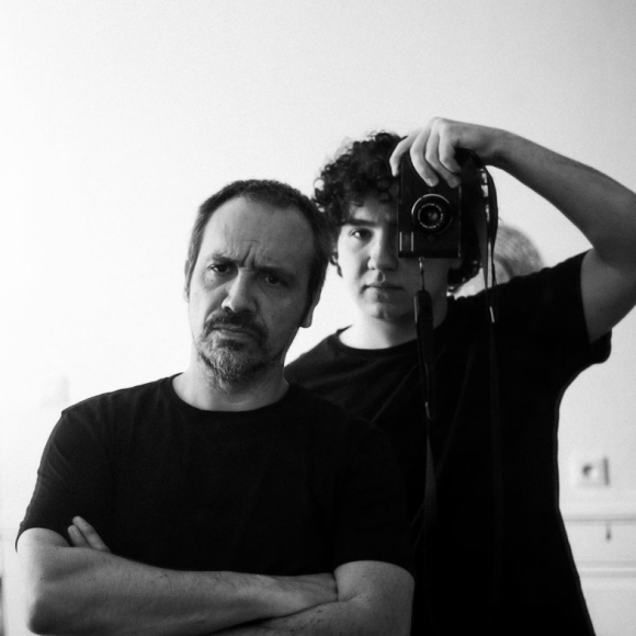 Ce fut le cas, ce lundi 7 août. En effet, il a dévoilé une magnifique photo en noir et blanc, prise par son fils Neil
Alexandre Astier et son fils sur Instagram