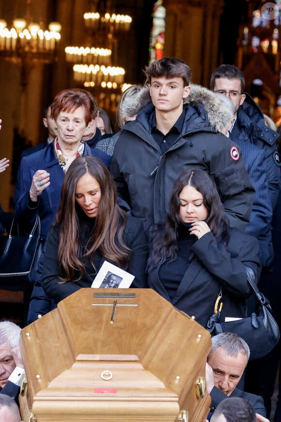 Nathalie Marquay et ses enfants Lou et Tom - La famille de Jean-Pierre Pernaut à la sortie des obsèques en la Basilique Sainte-Clotilde à Paris le 9 mars 2022. © Cyril Moreau/Bestimage