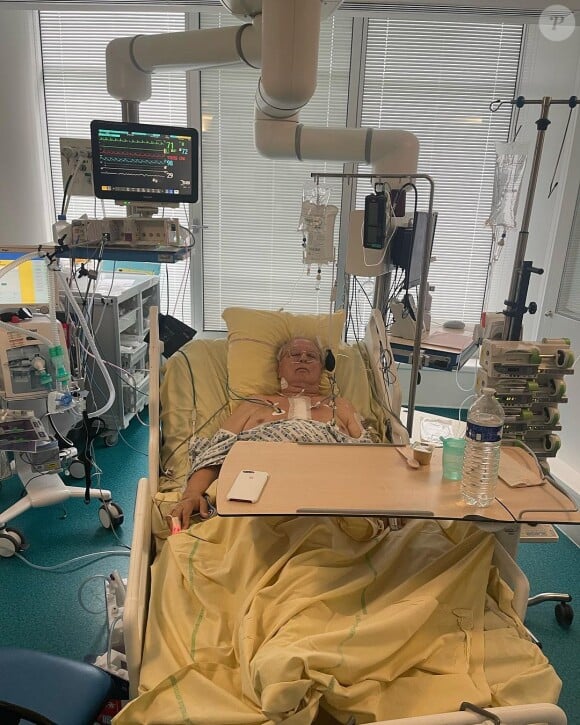 "Jean-Claude a été opéré en urgence, le 14 juillet dernier, d'un triple pontage coronarien à l'hôpital Georges-Pompidou", a-t-elle détaillé.
Jean-Claude Paris a été hospitalisé.