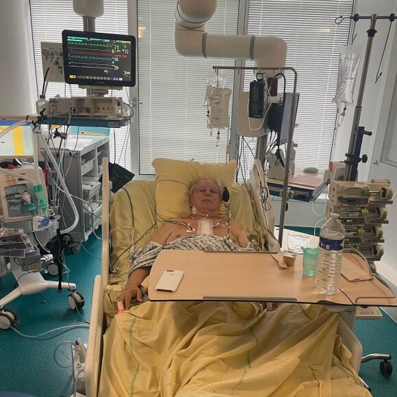 "Jean-Claude a été opéré en urgence, le 14 juillet dernier, d'un triple pontage coronarien à l'hôpital Georges-Pompidou", a-t-elle détaillé.
Jean-Claude Paris a été hospitalisé.
