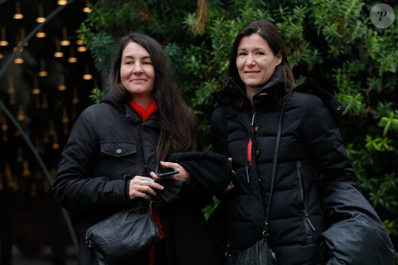 Fanny et Julie Pernoud, les filles de Georges Pernoud, arrivent à l'enregistrement de l'émission "Vivement dimanche" consacrée à leur père et diffusée le 9 janvier 2022. Paris. Le 15 décembre 2021. © Christophe Clovis / Bestimage 