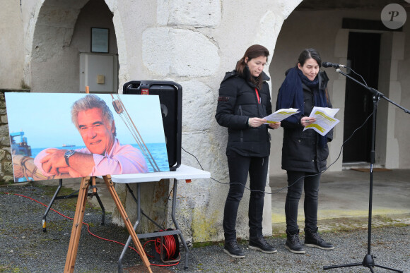 Exclusif - Fanny et Julie (filles du défunt) - Obsèques de l'animateur phare de l'émission Thalassa, Georges Pernoud, à Monestier en Dordogne, France, le 16 janvier 2021. © Bestimage 