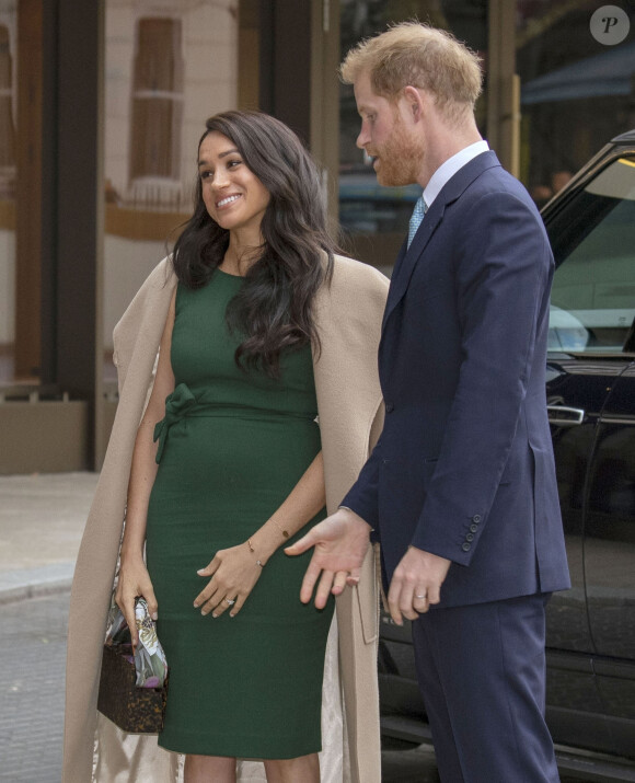 Quant à Meghan Markle, son épouse, elle est restée à domicile, en Californie.
Le prince Harry, duc de Sussex, et Meghan Markle, duchesse de Sussex, assistent à la cérémonie "Wellchild Awards" au Royal Lancaster Hotel à Londres, le 15 octobre 2019. 