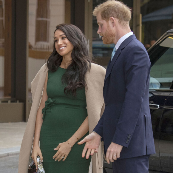 Quant à Meghan Markle, son épouse, elle est restée à domicile, en Californie.
Le prince Harry, duc de Sussex, et Meghan Markle, duchesse de Sussex, assistent à la cérémonie "Wellchild Awards" au Royal Lancaster Hotel à Londres, le 15 octobre 2019. 