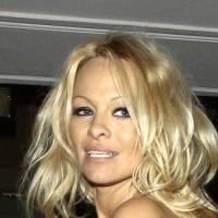 Pamela Anderson enfin habillée ? Pas tant que ça...