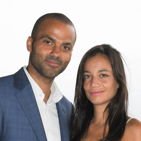 Tony Parker s'éclate avec Alizé Lim avant un week-end historique

Tony Parker et sa compagne Alizé Lim - Tony Parker devient l'ambassadeur des courses hippiques en France et lance une série sur la chaine Equidia à l'Hippodrome ParisLongchamp. © Coadic Guirec / Bestimage