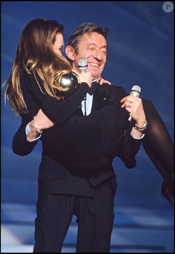Une relation qui a fait des merveilles musicalement mais une concurrence entre les deux femmes, il n'y en a pas eu
Vanessa Paradis et Serge Gainsbourg lors des Victoires de la musique en 1990
