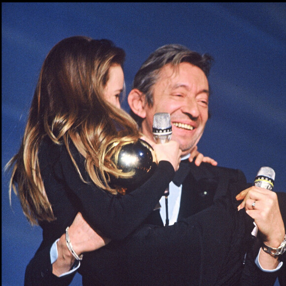 Une relation qui a fait des merveilles musicalement mais une concurrence entre les deux femmes, il n'y en a pas eu
Vanessa Paradis et Serge Gainsbourg lors des Victoires de la musique en 1990
