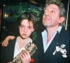 Père et fille étaient très complices et Charlotte Gainsbourg a avoué avoir mal vécu la collaboration de son père avec l'étoile de la musique Vanessa Paradis
Charlotte Gainsbourg avec son père Serge lors des César en 1986