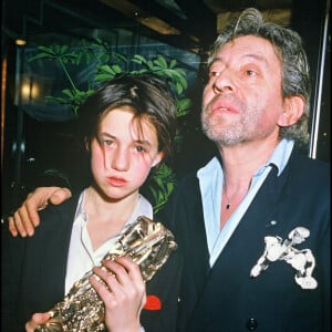 Père et fille étaient très complices et Charlotte Gainsbourg a avoué avoir mal vécu la collaboration de son père avec l'étoile de la musique Vanessa Paradis
Charlotte Gainsbourg avec son père Serge lors des César en 1986