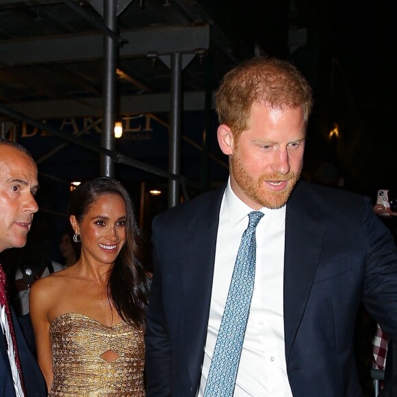 Le prince Harry s'est envolé seul pour le Japon, laissant Meghan Markle à son domicile de Montecito.
Le prince Harry, duc de Sussex et Meghan Markle, duchesse de Sussex, et sa mère Doria Ragland, à la sortie de la cérémonie des "Women of Vision Awards" au Ziegfeld Theatre à New York, le 16 mai 2023. ©Backgrid UK/ Bestimage