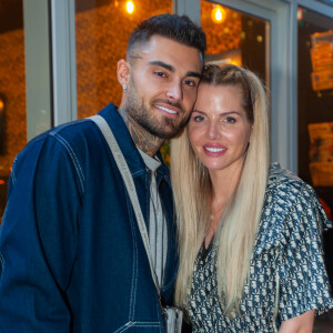 Ces dernières années, Jessica Thivenin s'est littéralement métamorphosée. Retouchant son visage et l'ensemble de son corps !
Exclusif - Thibault Garcia et sa femme Jessica Thivenin lors de la soirée " Come Chill with Booba " au bar Le Tube à Dubaï le 21 octobre 2021. © Nicolas Briquet / Bestimage 