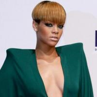 Regardez Rihanna, plus provocante que jamais, offrir son corps à...