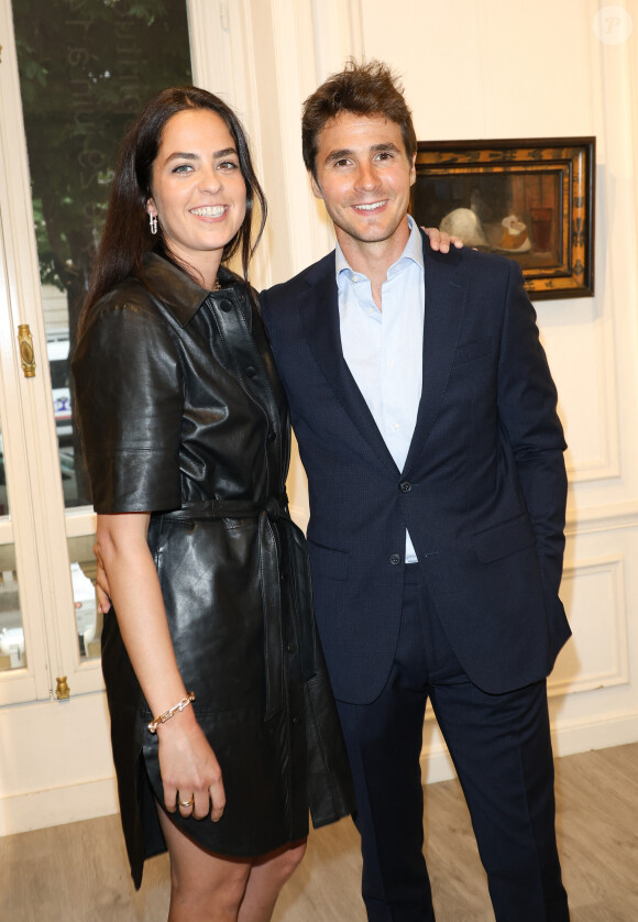 Et apparemment être maman ce n'est pas si facile
Anouchka Delon et son mari Julien Dereims - Conférence de presse pour la vente de la collection Alain Delon chez Bonhams Cornette de Saint Cyr à Paris le 19 juin 2023.. © Coadic Guirec/Bestimage 