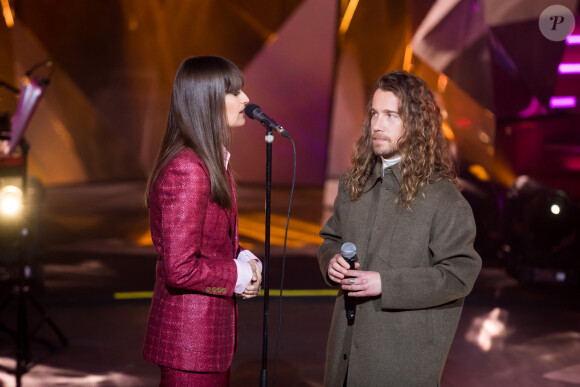 Bietôt maman pour la première fois, Clara Luciani a laissé un petit commentaire à l'attention de Julien Doré, dont elle est une amie proche
Exclusif - Clara Luciani et Julien Doré - Grande soirée solidaire et festive "Secours Pop La Grande Soirée" au Cirque d'Hiver à Paris, diffusée en direct le 6 février sur France 2, pour lancer la campagne annuelle de dons, le Don'actions, du Secours Populaire. Pour la première fois, l'association a organisé une tombola solidaire dématérialisée. Il suffisait de se rendre sur le site du Secours Populaire pour acheter un ou plusieurs tickets à deux euros. Il était aussi possible de se rendre dans une structure du Secours Populaire, où un bénévole pouvait prendre les dons. Une centaine d'artistes proposaient des lots à gagner. Les dons récoltés ont atteints plus de 1 million d'euros. © Tiziano Da Silva - Cyril Moreau / Bestimage 