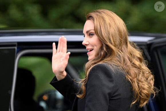 Le prince William, prince de Galles, et Catherine (Kate) Middleton, princesse de Galles regardent les hommages floraux laissés par les membres du public aux portes de Sandringham House à Norfolk, Royaume Uni, le 15 septembre 2022, après la mort de la reine Elisabeth II. 