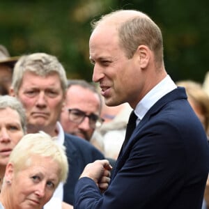 Le prince William, prince de Galles, et Catherine (Kate) Middleton, princesse de Galles regardent les hommages floraux laissés par les membres du public aux portes de Sandringham House à Norfolk, Royaume Uni, le 15 septembre 2022, après la mort de la reine Elisabeth II. 