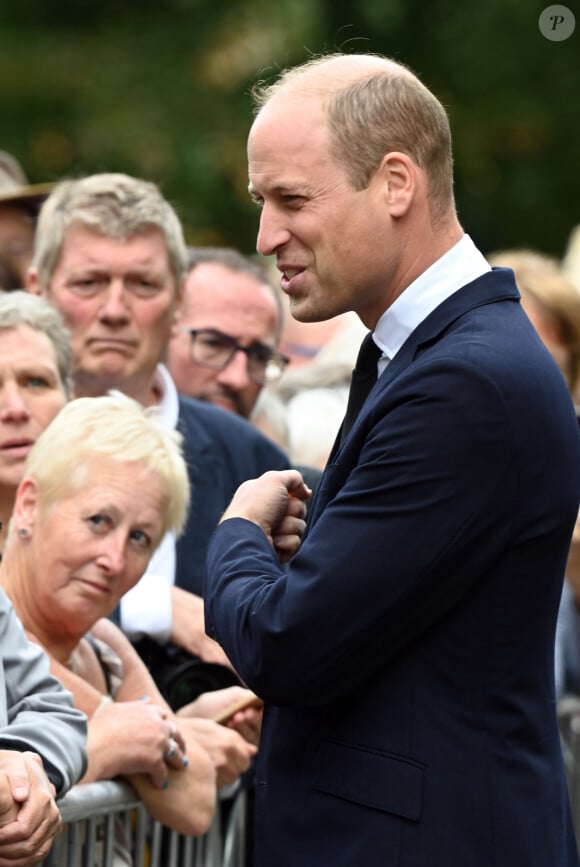 Le prince William, prince de Galles, et Catherine (Kate) Middleton, princesse de Galles regardent les hommages floraux laissés par les membres du public aux portes de Sandringham House à Norfolk, Royaume Uni, le 15 septembre 2022, après la mort de la reine Elisabeth II. 