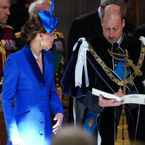Mais il semblerait que Kate Middleton ait appelé le prince Harry dans la nuit pour soutenir le frère de son mari
Kate Middleton et le prince William à Édimbourg