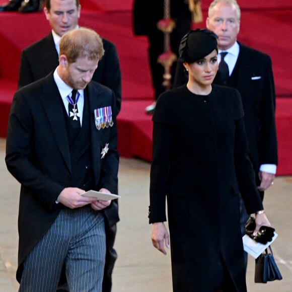 Le prince Harry et Meghan Markle - Procession cérémonielle du cercueil de la reine Elisabeth II du palais de Buckingham à Westminster Hall à Londres le 14 septembre 2022. © Photoshot / Panoramic / Bestimage 