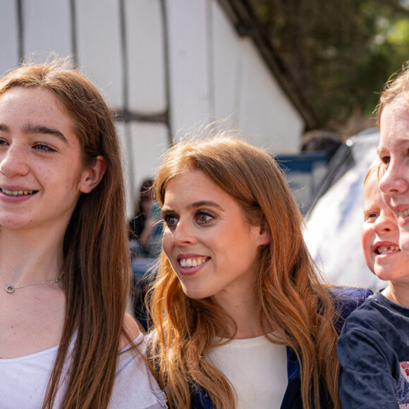 Ben Birchall_72068031 - La princesse Eugenie d'York, enceinte, et la princesse Beatrice d'York assistent au "Big Lunch" du couronnement à Chalfont St Giles (Buckinghamshire)  La princesse Eugenie d'York, enceinte, et la princesse Beatrice d'York (veste bleue) assistent au "Big Lunch" du couronnement à Chalfont St Giles (Buckinghamshire), le 7 mai 2023. Des centaines de sujets britanniques à travers le pays fêtent le sacre du roi d'Angleterre et de la reine consort, célébré la veille à l'abbaye de Westminster à Londres.  Princess Beatrice (centre) poses for selfies as she and her sister, Princess Eugenie, attend the Coronation Big Lunch in Chalfont St Giles, Buckinghamshire. Thousands of people across the country are celebrating the Coronation Big Lunch on Sunday to mark the crowning of King Charles III and Queen Camilla. Picture date: Sunday May 7, 2023.