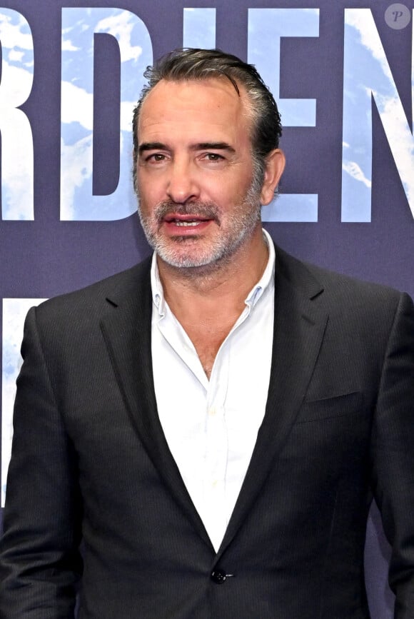 Jean Dujardin durant l'avant première mondiale au Grimaldi Forum à Monaco, le 9 février 2023, du film "Les gardiennes de la planète" réalisé par Jean-Albert Lièvre et raconté par J.Dujardin. Ce film est inspiré par le poème d'Heathcote Williams, "Whale Nation". Il nous fait découvrir le Groenland, le Mexique, l'Argentine, la Polynésie, mais aussi la Bretagne, la Méditerranée et la Normandie, l'Afrique du sud, l'Australie, le Tonga, le Kamtchatka ou encore l'Antarctique, Hawaï, et la Norvège. L'histoire commence par une baleine à bosse échouée sur un rivage isolé. Alors qu'un groupe d'hommes et de femmes organise son sauvetage, on découvre l'histoire extraordinaire des cétacés, citoyens des océans du monde, essentiels à l'écosystème de la planète depuis plus de 50 millions d'années. La sortie en salle se fera le 22 février. © Bruno Bebert / Bestimage