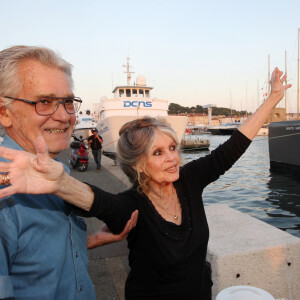 Exclusif - Brigitte Bardot et son mari Bernard d'Ormale avant qu'elle pose avec l'équipage de Brigitte Bardot Sea Shepherd, le célèbre trimaran d'intervention de l'organisation écologiste, sur le port de Saint-Tropez, le 26 septembre 2014 en escale pour 3 jours à deux jours de ses 80 ans. Cela fait au moins dix ans qu'elle n'est pas apparue en public sur le port tropézien. 