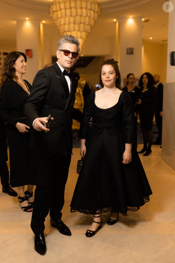 Benjamin Biolay et sa fille Anna - Personnalités à l'hôtel Martinez avant la montée des marches du film Indiana Jones et le cadran de la destinée (Indiana Jones and the Dial of destiny) lors du 76ème Festival International du Film de Cannes le 18 mai 2023. © Tiziano Da Silva / Pierre Perusseau / Bestimage 