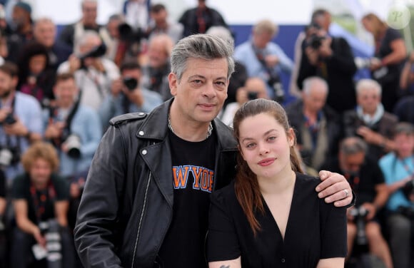 Une nouvelle fois énervé, il s'était déjà fâché après les critiques contre sa fille Anna.
Benjamin Biolay et sa fille Anna Biolay au photocall de "Rosalie" lors du 76ème Festival International du Film de Cannes, le 18 mai 2023. © Jacovides/Moreau/Bestimage 