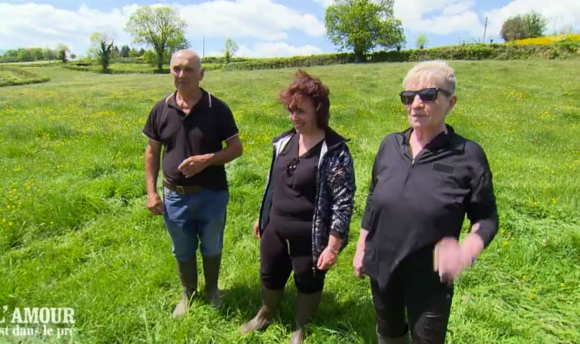 Jean (L'amour est dans le pré) à la ferme avec ses deux prétendantes Laurence et Nathalie - M6