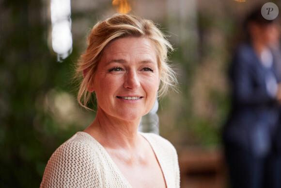 L'occasion pour elle d'évoquer certains de ses meilleurs invités mais aussi les pires. 
Anne-Elisabeth Lemoine au village lors des Internationaux de France de tennis de Roland Garros 2023, à Paris, France, le 9 juin 2023. © Jacovides-Moreau/Bestimage 