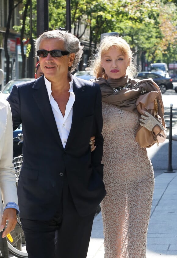 Arielle Dombasle et Bernard-Henri Lévy - Mariage de Farida Khelfa et Henri Seydoux à Paris à la mairie du 17e arrondissement le 1er septembre 2012