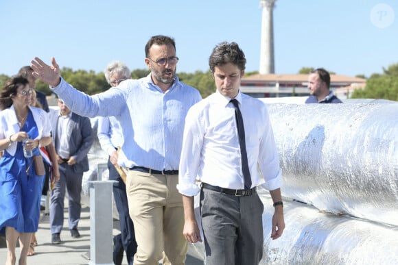 Le nouveau ministre de l'Education y était attendu pour la rentrée, la première du pays puisque les vacances se terminent plus tôt
Gabriel Attal, ministre de l'Education nationale, en visite dans les établissements scolaires de Castelnau Le Lez (Hérault), le 27 juillet 2023, pour y évoquer l'immense chantier de la rénovation énergétique dans les écoles. © Valentina Claret / Panoramic / Bestimage