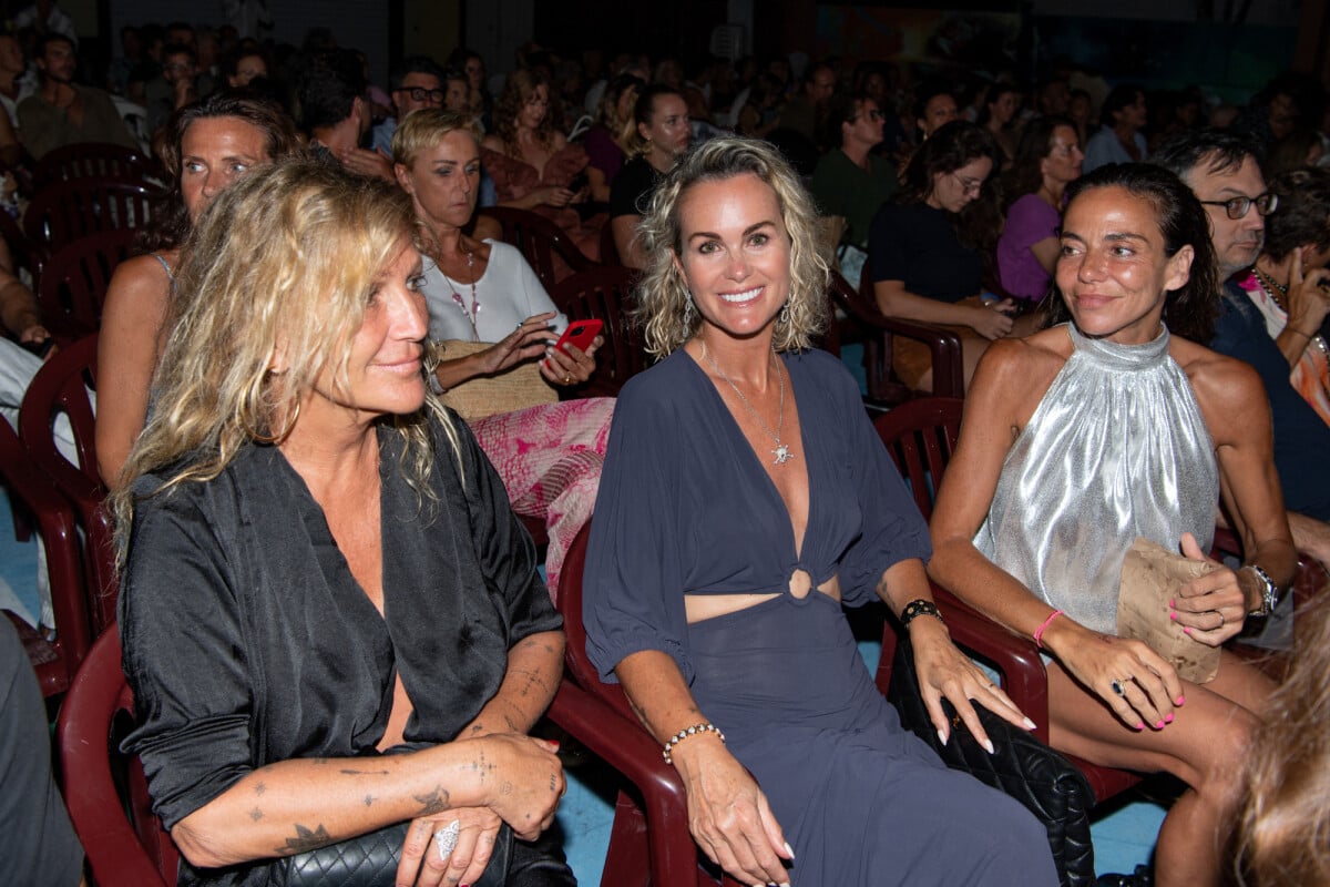 Photo Laeticia Hallyday, très sexy, avait choisi une robe échancrée