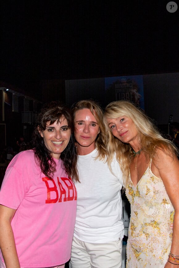 Exclusif - Sandrine Sarroche, Géraldine Danon et Isabelle Camus - Avant-première du film "Flo", biopic sur Florence Arthaud, de Géraldine Danon au cinéma de plein air à Saint-Barthélemy. Le 5 août 2023 © Sam Delpech / Bestimage 