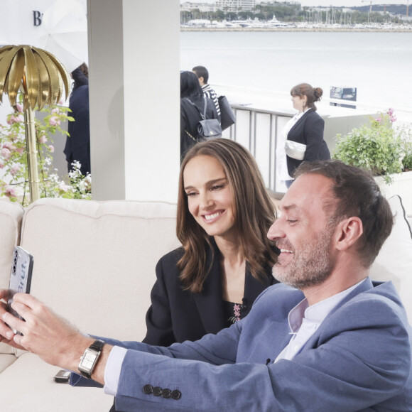 Exclusif - L'actrice américaine Natalie Portman et le journaliste culturel Augustin Trapenard lors de l'émission Brut Officiel au 76ème Festival de Cannes, France, le 20 mai 2023. © Jack Tribeca/Bestimage 