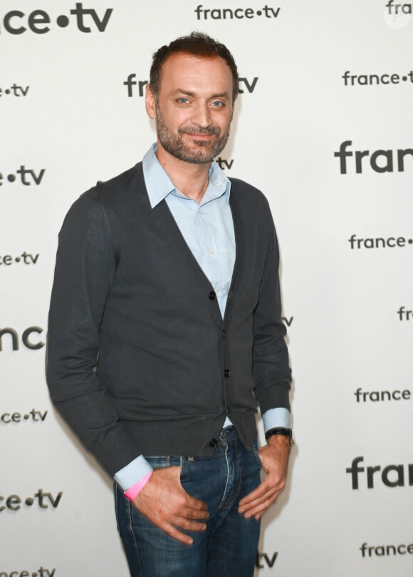 Augustin Trapenard au photocall pour la conférence de presse de rentrée de France TV à la Grande Halle de la Villette à Paris, France, le 6 juillet 2022. © Coadic Guirec/Bestimage 