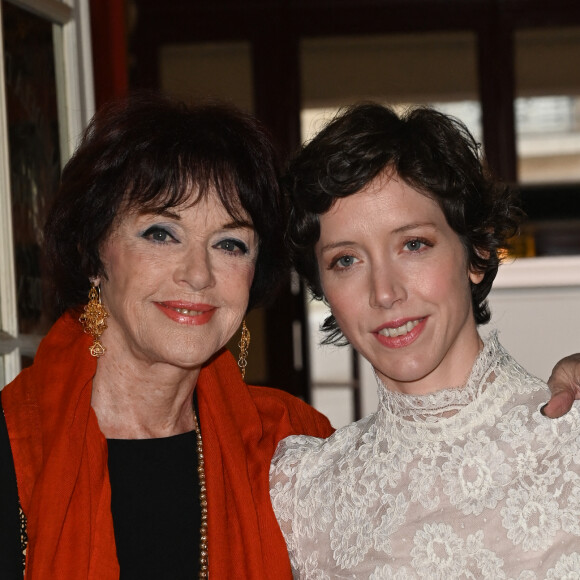 Anny Duperey et sa fille, Sarah Giraudeau, elle-même mère de trois filles.
Anny Duperey et sa fille Sara Giraudeau - Photocall de la 34ème édition de la cérémonie des Molières au théâtre de Paris le 24 avril 2023. © Coadic Guirec / Bestimage 