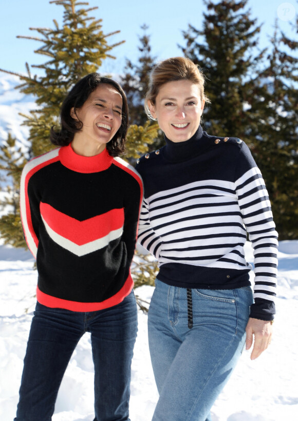 Julie Gayet et Sophia Aram lors d'un photocall à la 25ème édition du Festival international du film de comédie de l'Alpe d'Huez le 18 janvier 2022. © Dominique Jacovides / Bestimage 