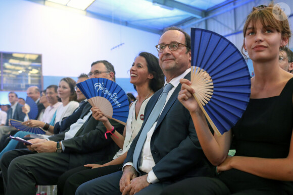 Sophia Aram, François Hollande et Lena Simonne lors de la soirée de remise des Prix 2019 et du 5ème anniversaire de la fondation "La France s'engage (FFE)" à la Cité Fertile à Pantin. La fondation "La France s'engage (FFE)", créée par François Hollande, récompense 12 porteurs de projet, pour leurs innovations sociales, leurs engagements solidaires et utiles. Les lauréats bénéficieront d'un label, d'un accompagnement technique et du financement de leur projet. Pantin, le 28 juin 2019. © Stéphane Lemouton/Bestimage