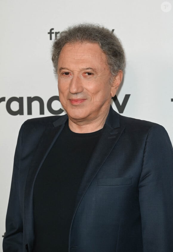 Michel Drucker au photocall pour la conférence de presse de rentrée de France TV à la Grande Halle de la Villette à Paris, France, le 6 juillet 2022. © Coadic Guirec/Bestimage 