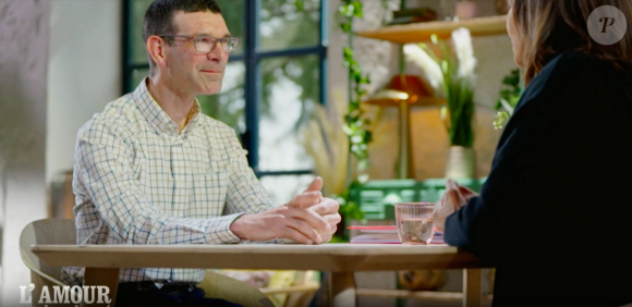 Lors de son speed-dating dans "L'Amour est dans le pré" sur M6, Patrice, éleveur de vaches de 39 ans, n'a "pas eu le temps" d'acheter de petites attentions pour ses trois prétendantes.
Patrice dans "L'Amour est dans le pré" sur M6.