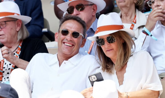 Avant d'enchaîner les projets dès la rentrée, l'époux de Catherine Courbet s'est accordé un break estival avec les siens.
Julien Courbet et sa femme Catherine - Célébrités dans les tribunes des Internationaux de France de tennis de Roland Garros 2023 le 6 juin 2023. © Jacovides-Moreau/Bestimage